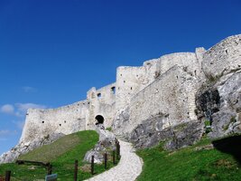 a spodní vchod do hradu