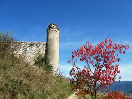 Jedna ze strážních věží s podzimní ozdobou