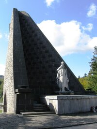 Prohlédli jsme si místní monstrózní památník