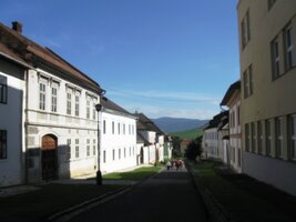 Na hlavní ulici je řada církevních institucí