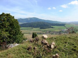 Dole pod námi je nenápadná ves Žehra