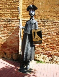 stojí kousek před městem s touto vartou