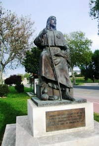 U alberga v parku El Parral stojí socha poutníka