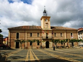 stojí na radničním náměstí