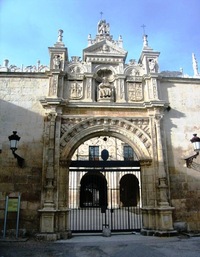 a humanistické školy s nádhernou vstupní branou