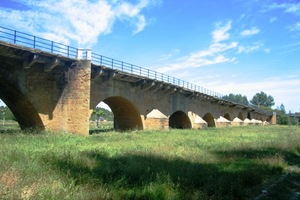Ve městě Puente de Villarente je most přes řeku Purna