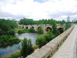 Když už se zdá, že vycházíte přes řeku Carrión z města