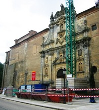 narazíte na velký klášter Real Monasterio de San Zoilo (dnes hotel)