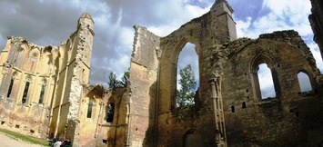 ruinám mohutného kláštera San Antón