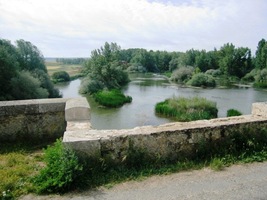 Za ním a za řekou Rio Pisuerga