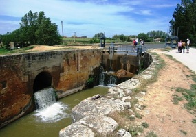 Vítr fouká a cesta vede kolem dlouhého kanálu -