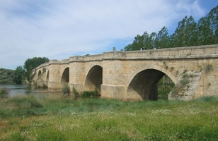 Zanedlouho přijde poutník k mostu