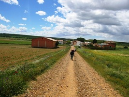 Jen ves před námi je Calzadilla de la Cueza