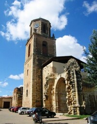 s kostelem San Tirso se čtyřpatrovou věží