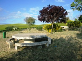 a lavičky poutnického posezení zebou do zadku