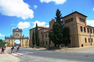Ve spodní části města je klášter Monasterio de las Madres Benedictinas