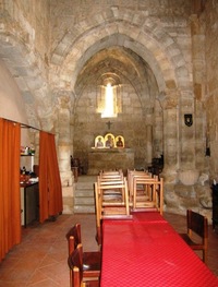 s kaplí, jídelnou i postelemi v jednom prostoru