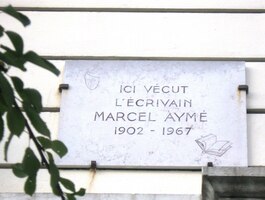 Takto ho tady nechal zvěčnit jeho přítel Jean Marais