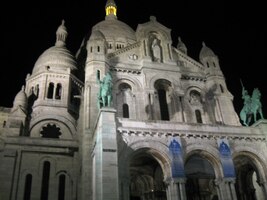Chrám Sacre Coer je cudně přisvětlen,