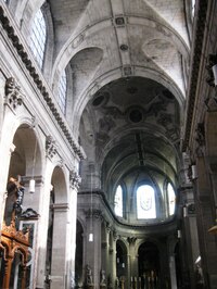 Průhled hlavní lodí chrámu,