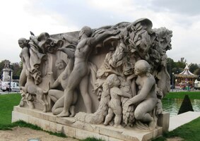 Zajímavé jsou i "monolity" modernějších soch,