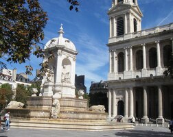 s nádhernou fontánou před portálem