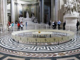 Newtonovo kyvadlo zde dokazuje platnost gravitačních zákonů