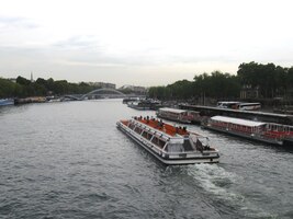 a tak raději k řece a do přístavu