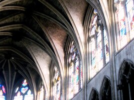 a geniální architekturou "světla a stínu"