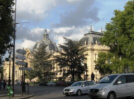 a za nimi obrovské paláce