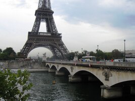 Za mostem přes Seinu už stojí ona -