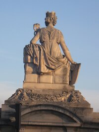 Okolo náměstí sedí kamenné dámy