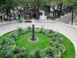 a přes plot jsme žádný hrob slavného Francouze neobjevili