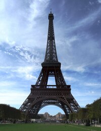 Pod její nohy se schovají celé zámky!