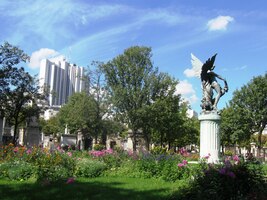 ani socha Anděla smrti v jeho středu