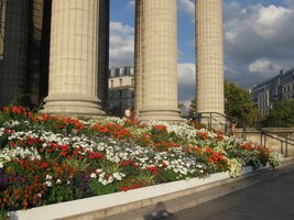 a pestrými záhony v okolí