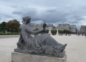 kolem nádherných soch k velkému prostranství