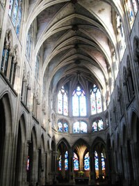 s imposantní gotickou klenbou