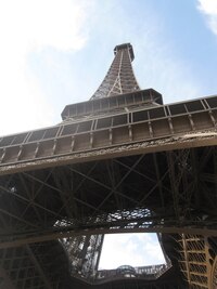 a Eiffelovka je o desítky tun odlehčena