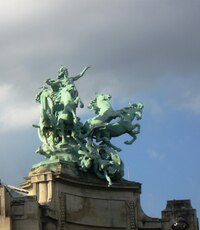 Toto už je pomník na druhém břehu řeky