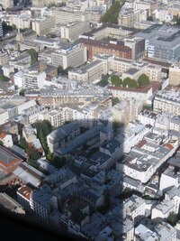 která vrhá na město dlouhý stín