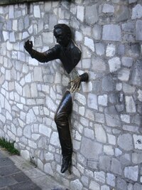 a náhle potkali Muže, který prochází zdí