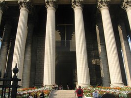 imposantním portálem