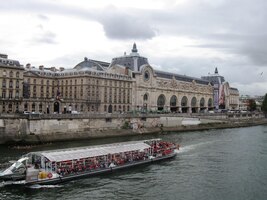 Uvnitř se ale nesmí fotit a tak ty impresionisty neuvidíte