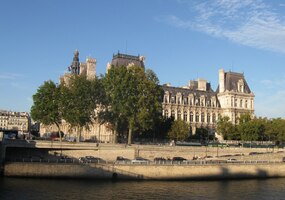 a nad ní se týčí majestátní palác -