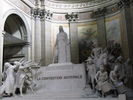 Interiéru vévodí socha Krista z bílého mramoru