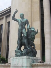 K obdivu tu jsou heraldické sochy