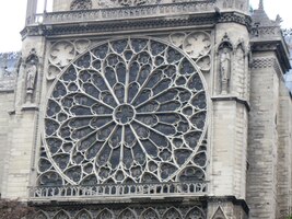 se skvostnou růžicí v boční lodi