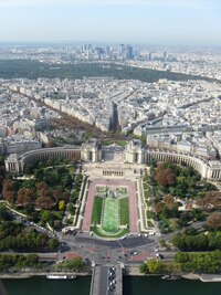 a Trocadero je třeba dalekohledem pořádně přiblížit