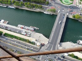 a dole u paty věže vypadají lodě jako hračky